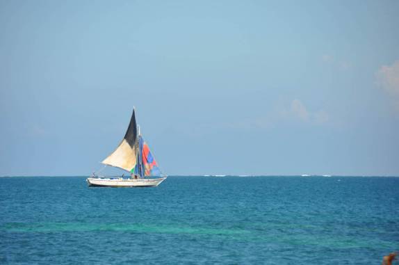 Barco na vega na orla de Cap-Haitien, cidade na costa norte do Haiti